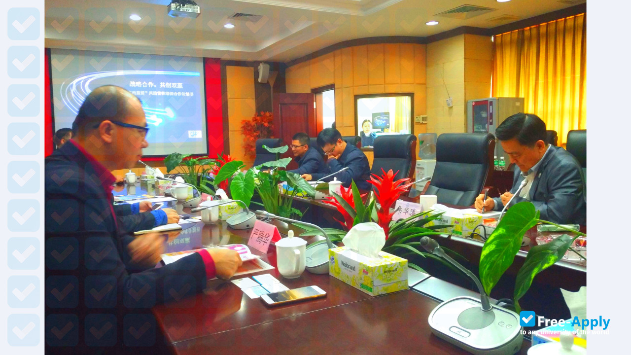 Foto de la Guangdong Vocational Institute of Public Administration #3