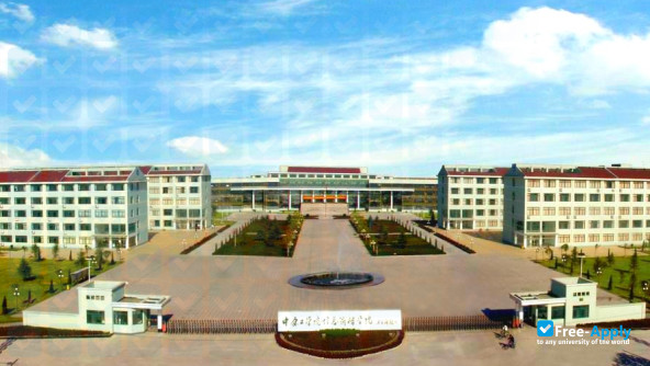 Фотография College of Information and Business Zhongyuan University of Technology