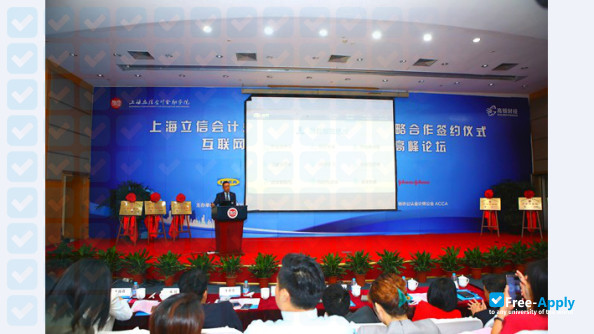 Foto de la Shanghai Lixin University of Accounting and Finance #8