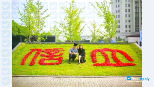 Foto de la Shanghai Lixin University of Accounting and Finance #10