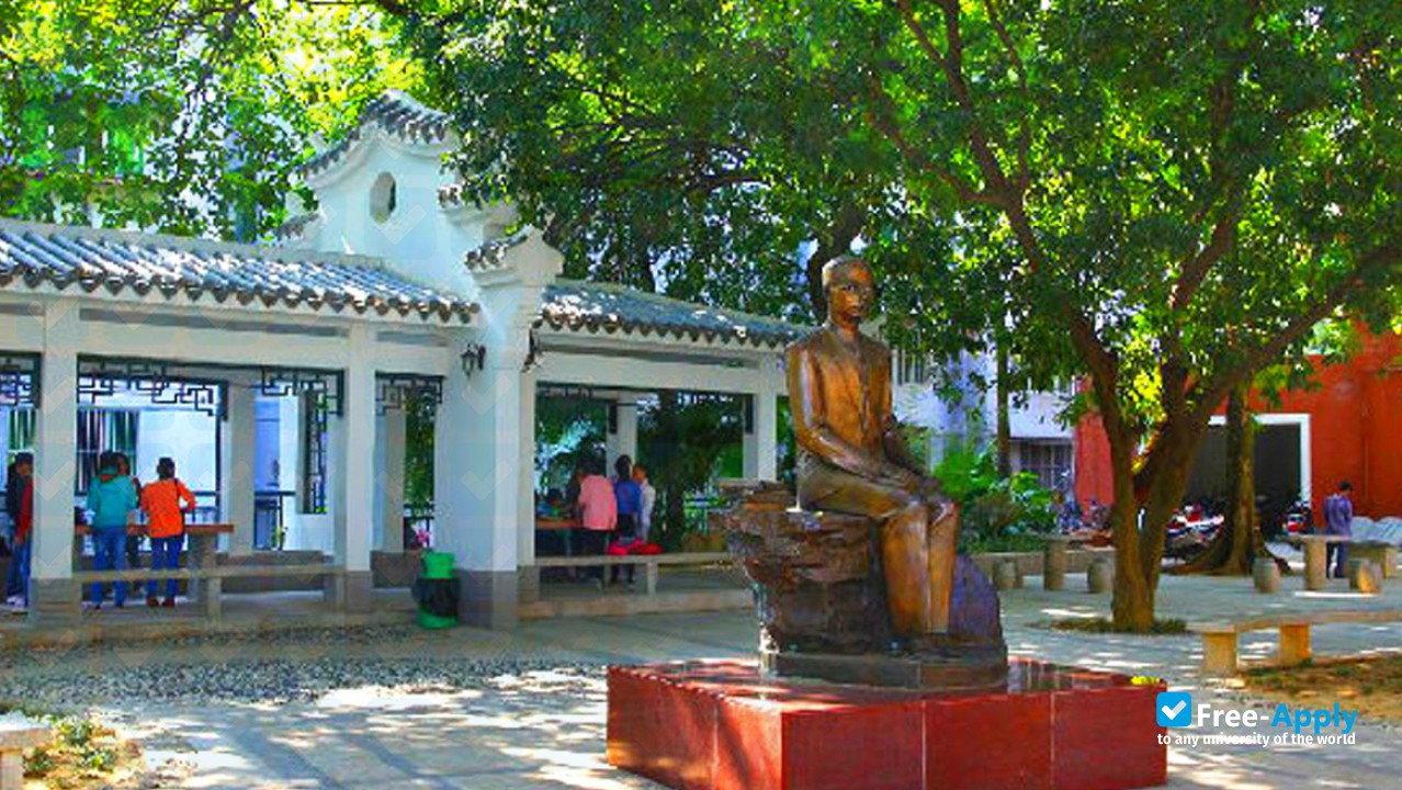 Foto de la Guangxi College of Education #4