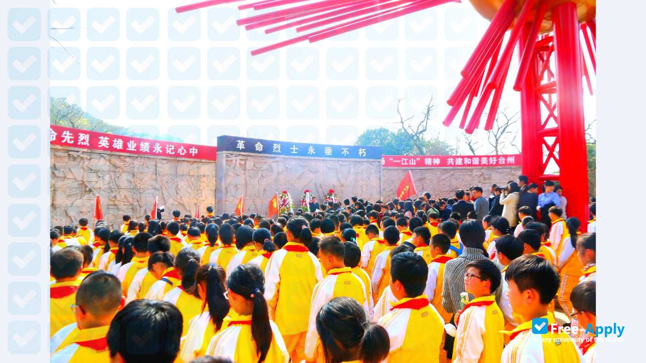 Taizhou Radio & Television University фотография №7
