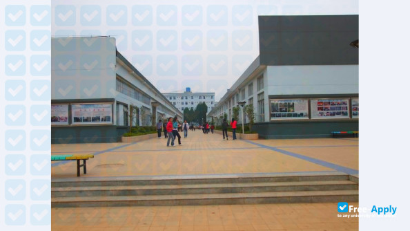 Yunnan Economics Trade and Foreign Affairs College photo #5