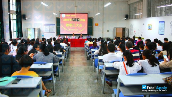 Yunnan Economics Trade and Foreign Affairs College photo #1