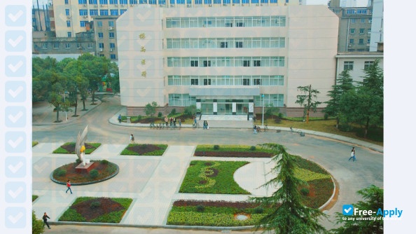 Foto de la Medical College Nanchang University #2