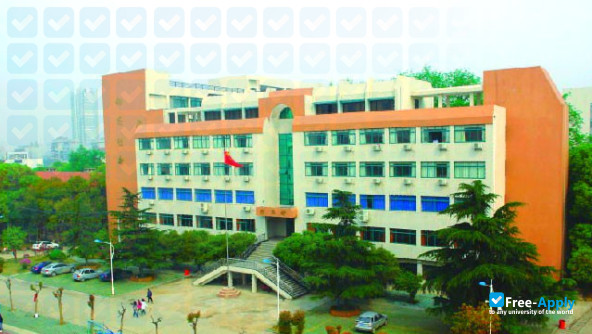 Foto de la Hubei Light Industry Technology Institute #2