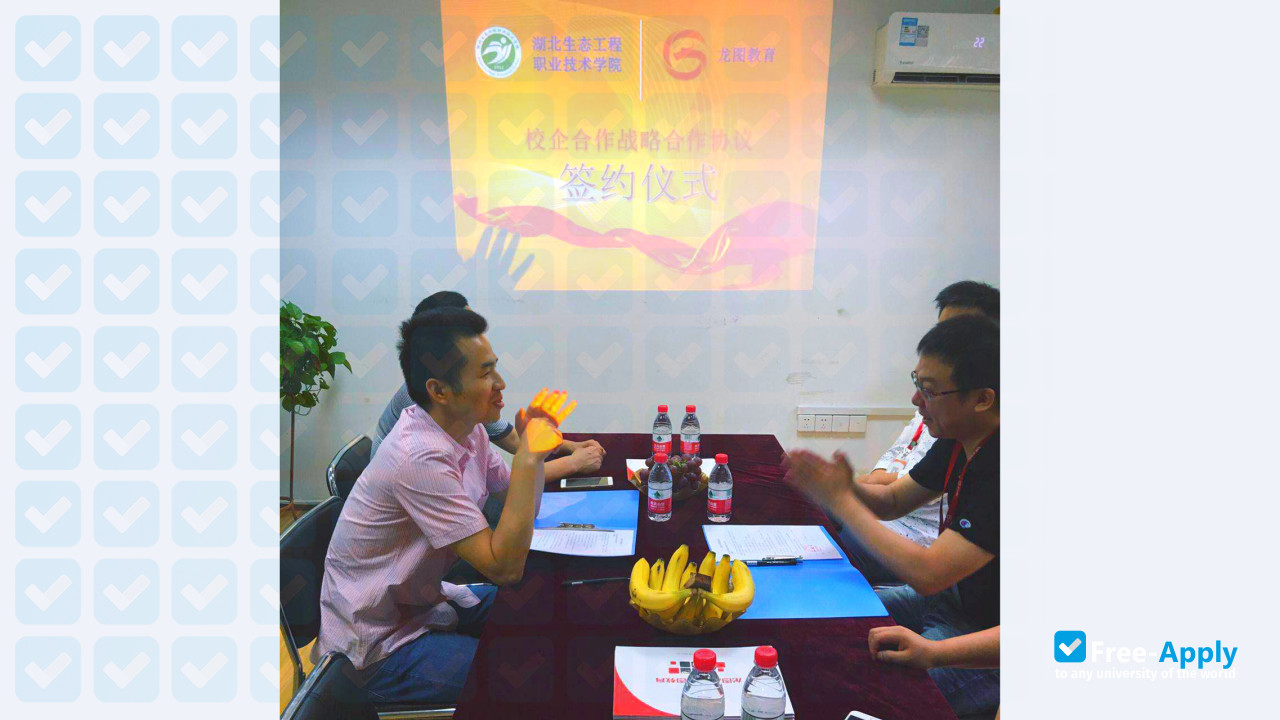 Foto de la Hubei Ecology Vocational College #8