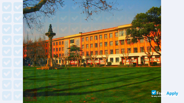 Foto de la Tongji University #8