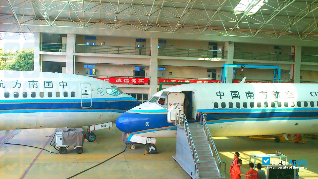 Foto de la Guangzhou Civil Aviation College #3