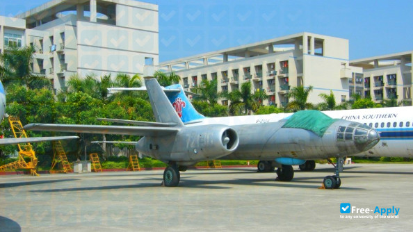 Foto de la Guangzhou Civil Aviation College #2