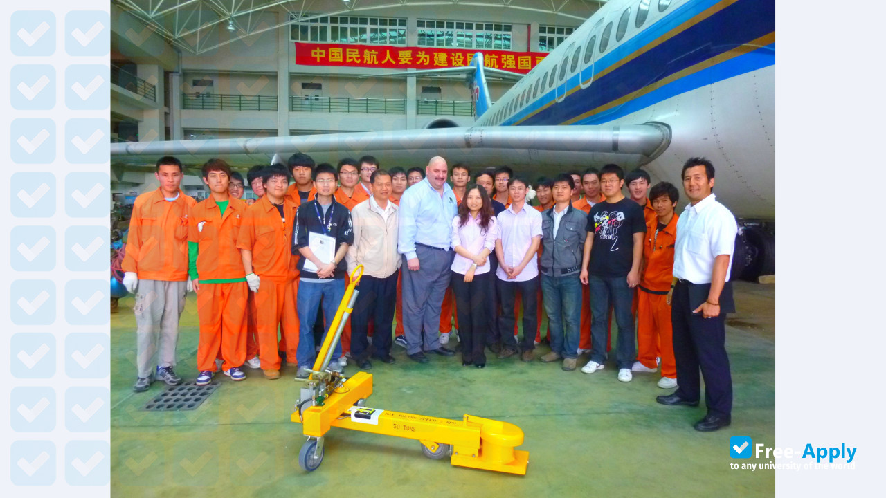 Foto de la Guangzhou Civil Aviation College #4