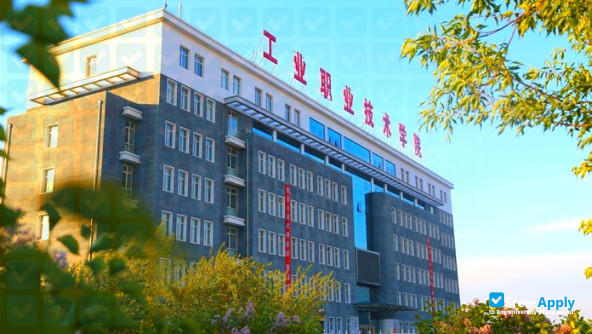Foto de la Chifeng Industry Vocational Technology College #3