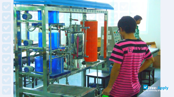 Foto de la Meizhouwan Vocational Technology College #1
