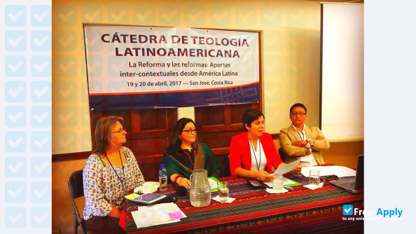 Foto de la Latin American Biblical University #9