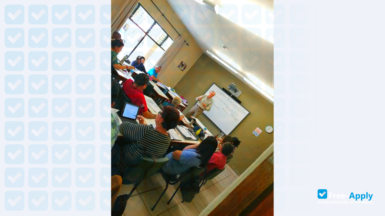 Foto de la Latin American Biblical University #10
