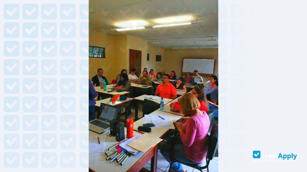 Foto de la Latin American Biblical University #2