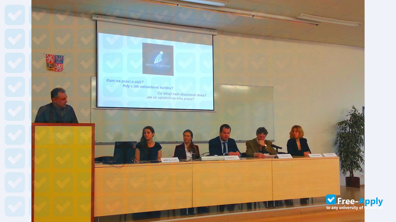 Foto de la College of Banking #3