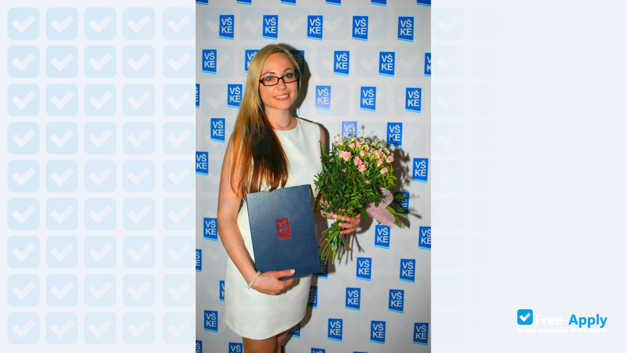 Photo de l’Karel Englis College #5