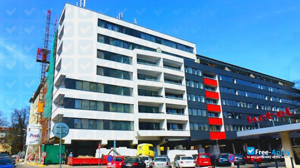 Photo de l’Karel Englis College #4