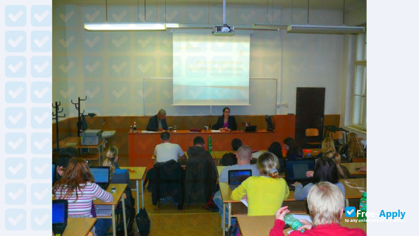 Foto de la Private University College of Economic Studies #9