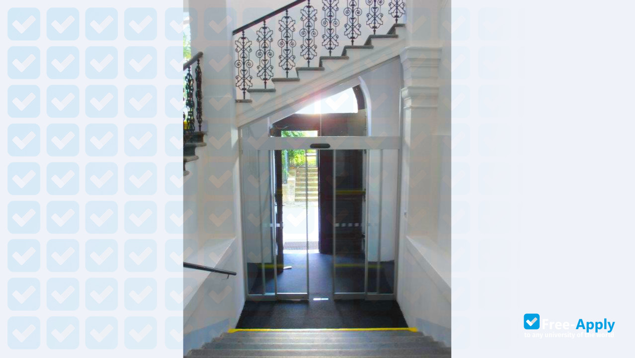 Foto de la Private University College of Economic Studies #12