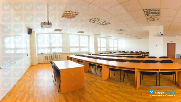 Foto de la College of Business and Law #15