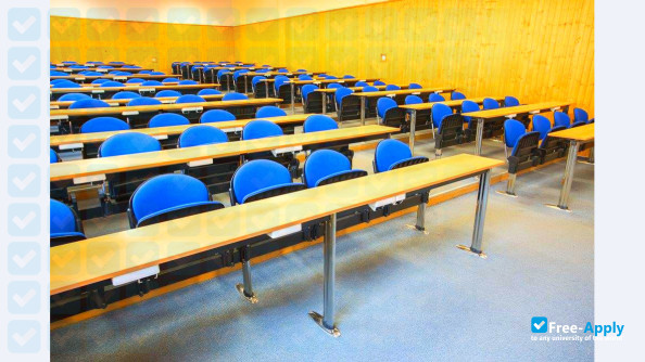Foto de la College of Business and Law #2