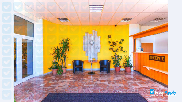 Foto de la College of Business and Law #3