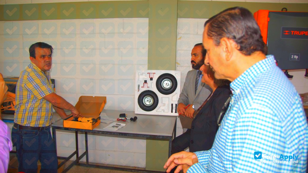 University of Guayaquil (UG) photo #8