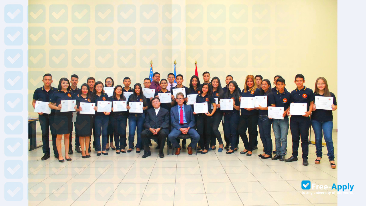 Foto de la Catholic University of Occident #4