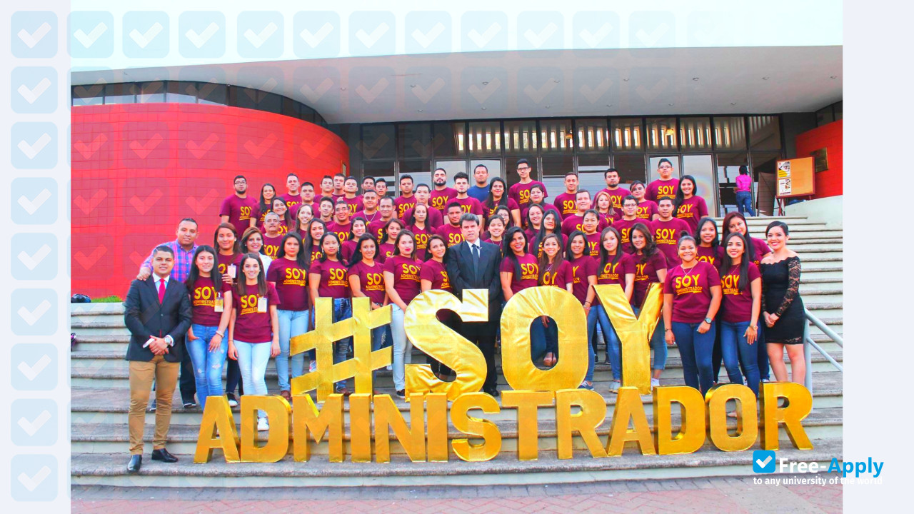 Foto de la Catholic University of Occident #5