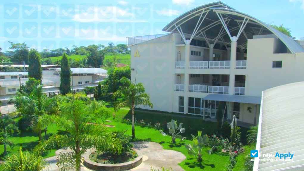 Foto de la Catholic University of Occident #3