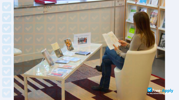 Foto de la Higher National School of Information Sciences and Libraries #16