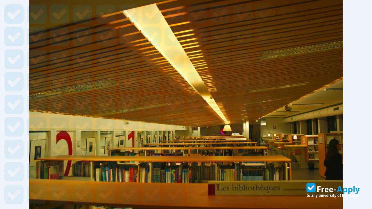 Foto de la Higher National School of Information Sciences and Libraries #15