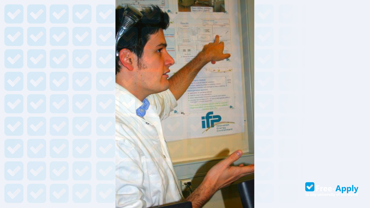 Foto de la National School of Petroleum and Engines #7
