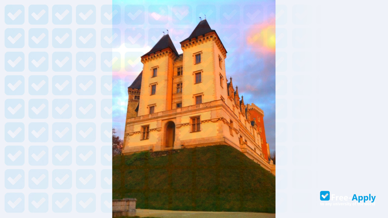 Foto de la University of Pau and Adour Country #9