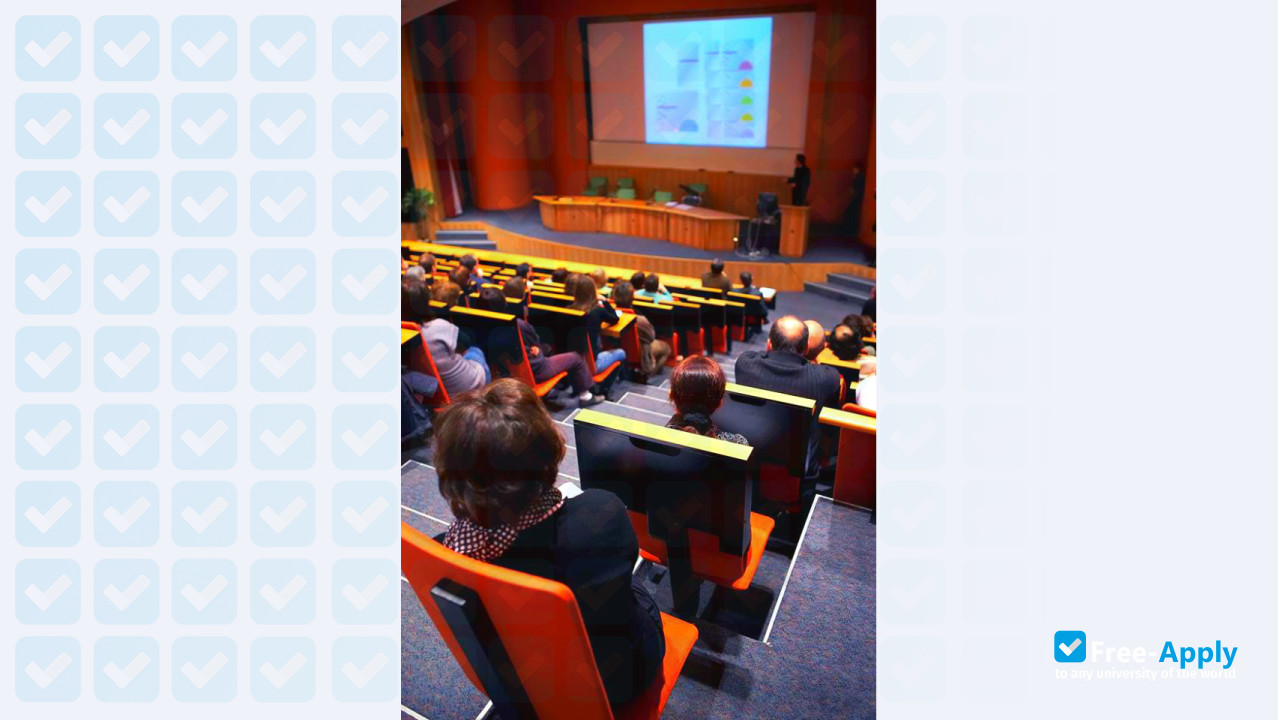 Foto de la School of Higher Studies in Public Health #10