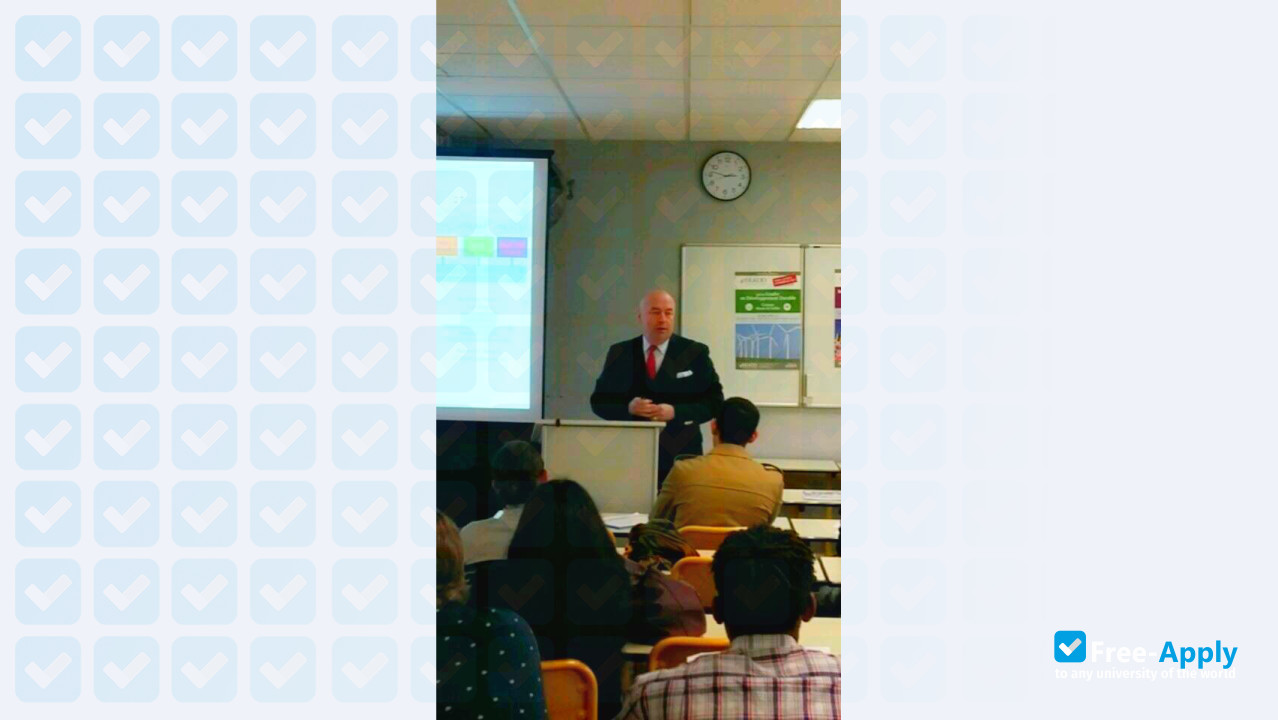 Foto de la International Business School #2