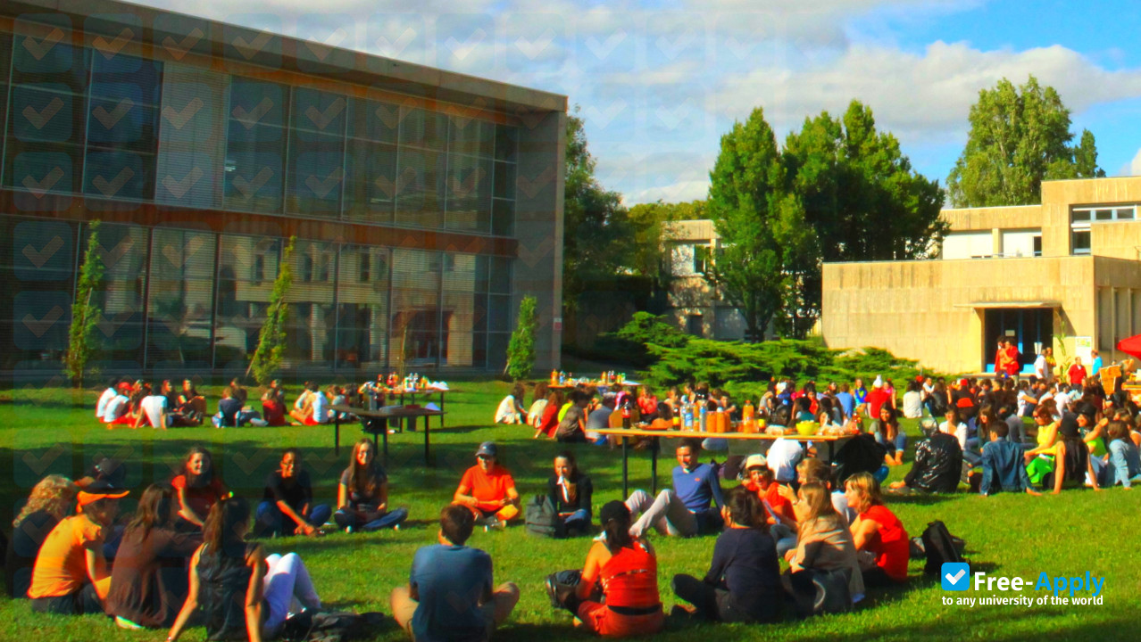 Higher education institute in agronomy, environmental and food sciences фотография №3