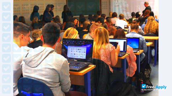 Foto de la University of Valenciennes and Hainaut-Cambrésis #2