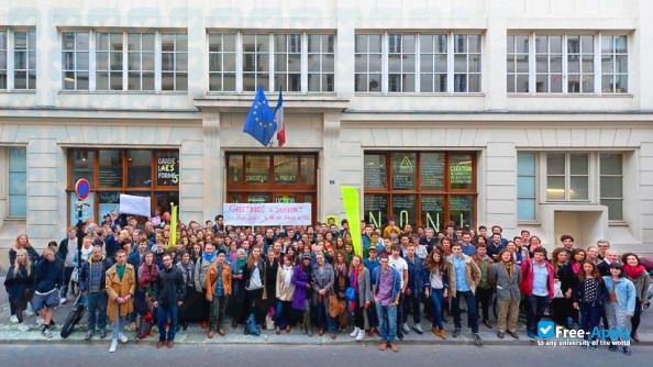 Foto de la National School of Industrial Design #1