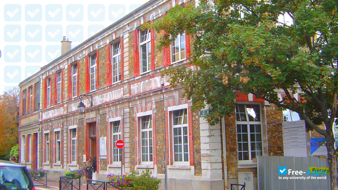 Foto de la University Institute of Saint Pius X #8