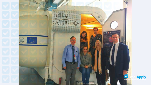 Foto de la International Space University #13