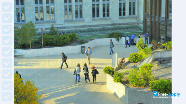 Foto de la Catholic University of the West #2