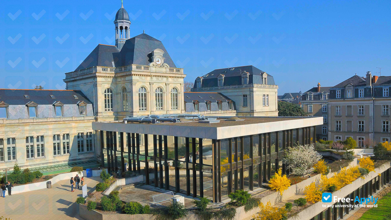 Foto de la Catholic University of the West #6