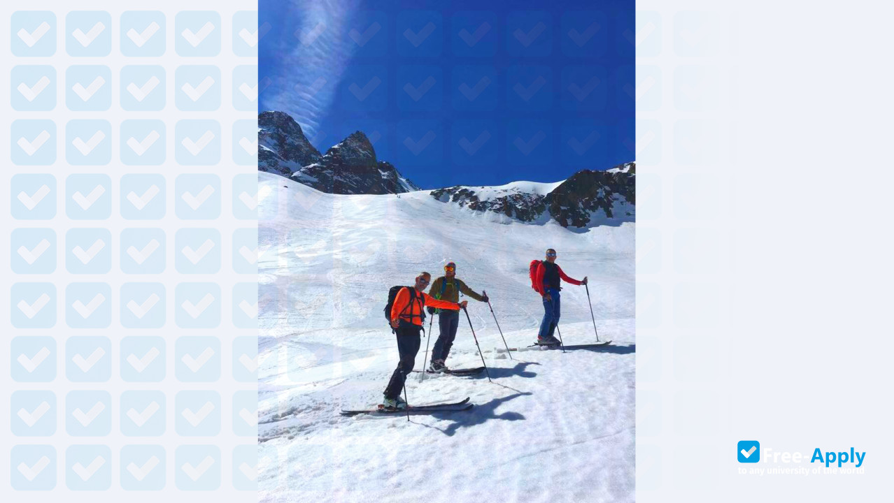 Foto de la School of Skiing and Mountaineering #10