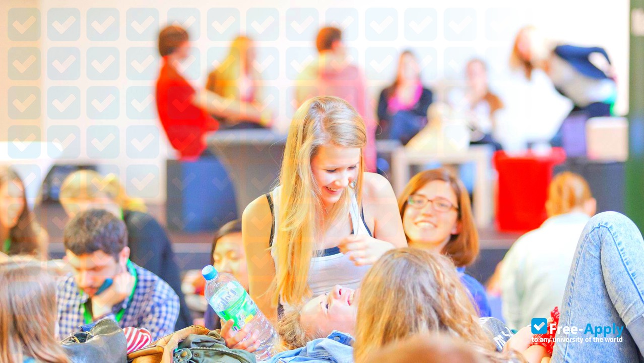Karlshochschule International University photo #16
