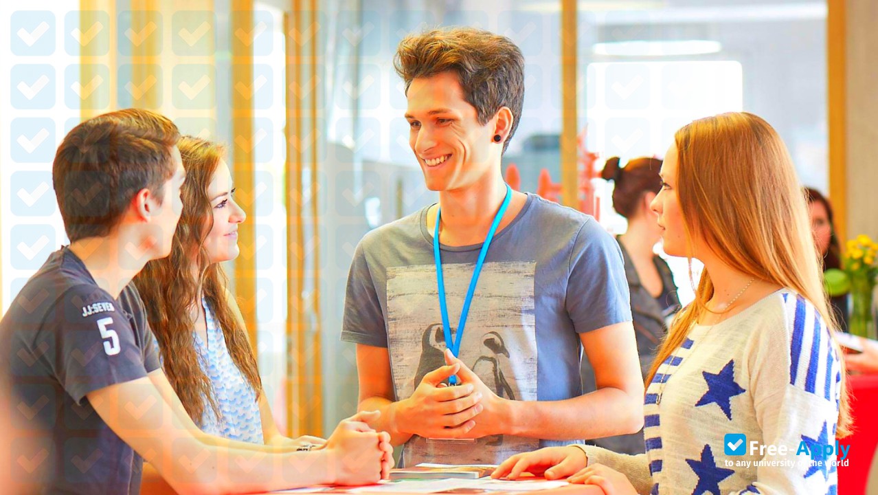 Karlshochschule International University photo #17
