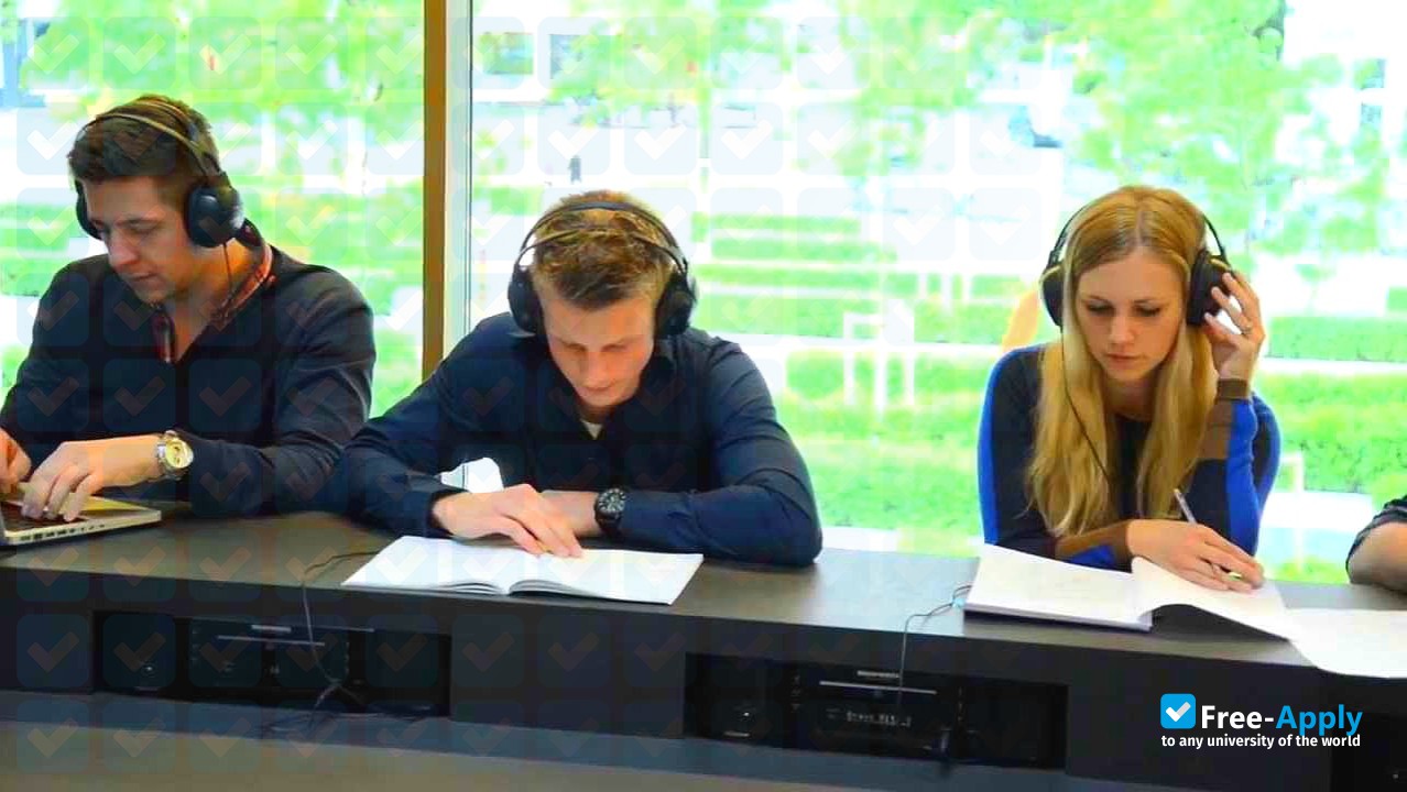 Photo de l’University of International Business and Logistics #3
