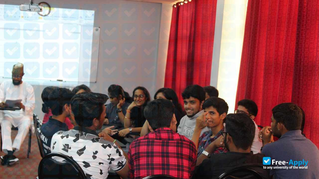 Foto de la Lincoln American University #24